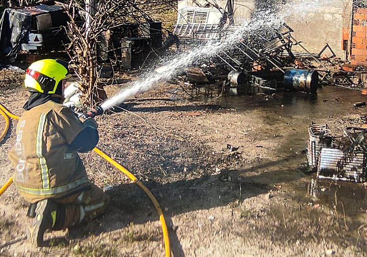 Los bomberos extinguen un incendio en un chalet de Elche