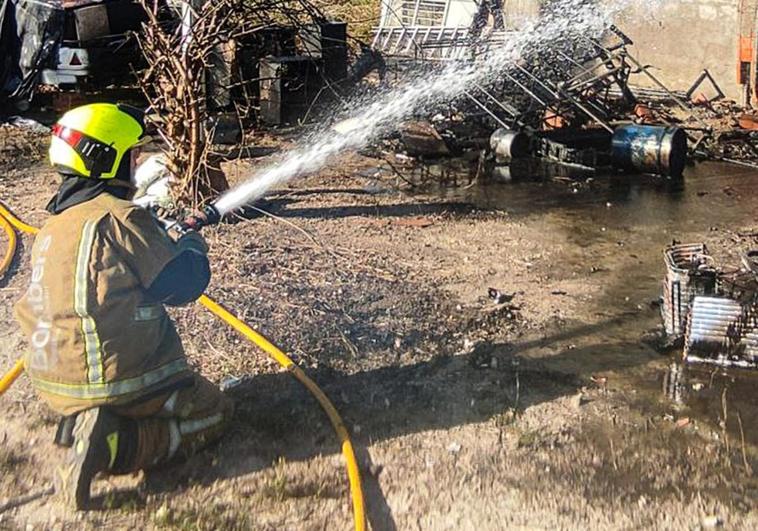 Los bomberos extinguen un incendio en un chalet de Elche