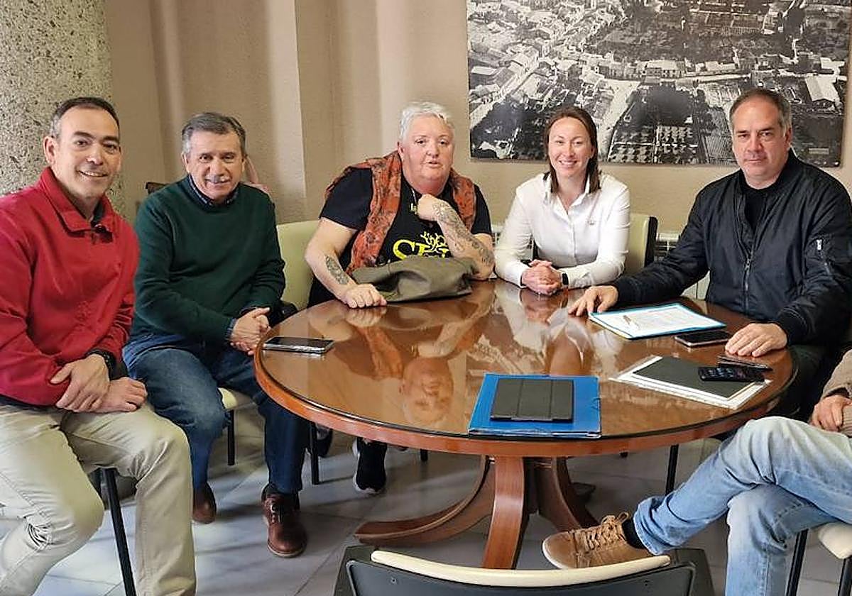 El concejal de Urbanismo, Manuel Aracil; la edil de Movilidad, Almudena Rico, y el alcalde, Santiago Román, con los vecinos de Fabraquer.