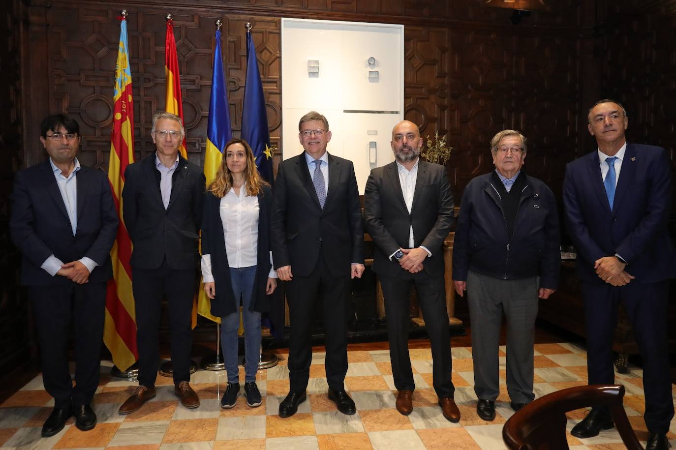 El presidente, Ximo Puig; la consellera de Agricultura, Isaura Navarro, y el secretario autonómico, Roger Llanes, reunidos el martes con los regantes en el Palau.