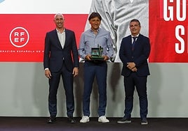 Siviero sostiene el galardón entre Luis Rubiales y David Gutiérrez.