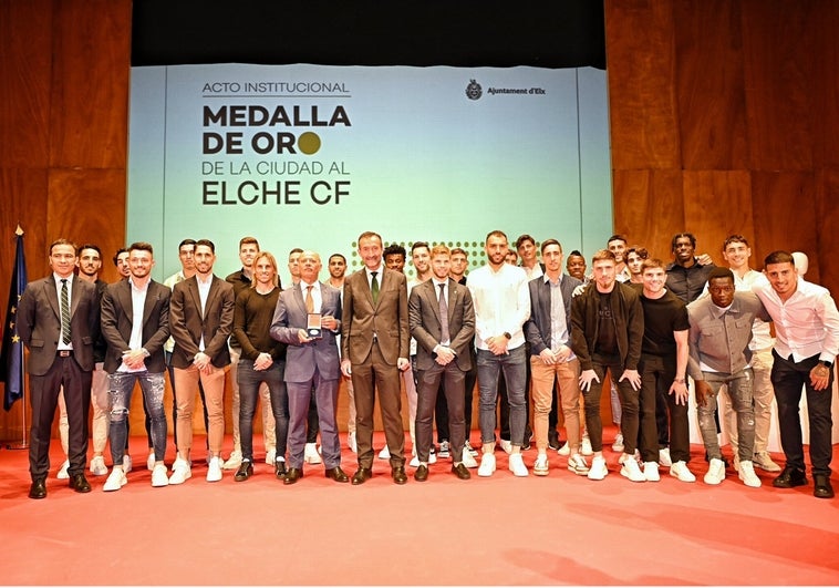 El Elche recibe la Medalla de Oro de la ciudad en el año de su centenario