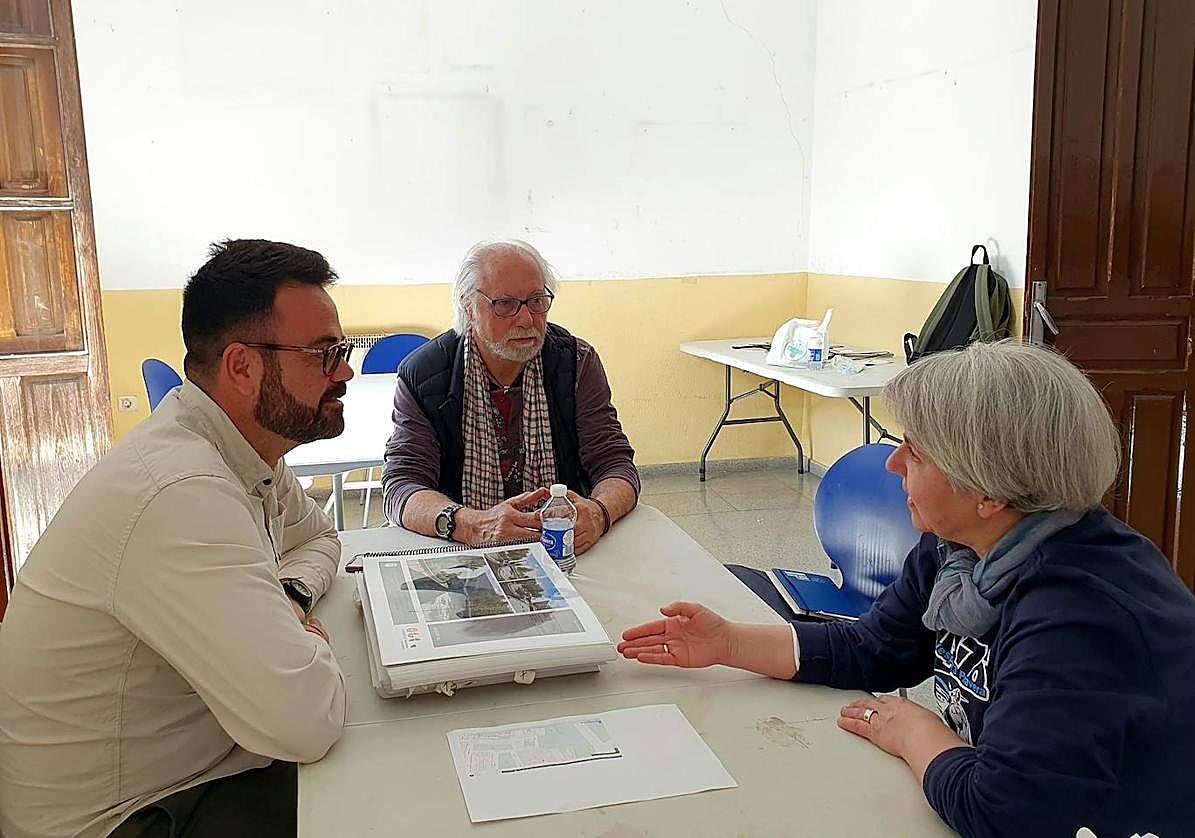 El concejal de Urbanismo, Adrián Santos, reunido con los vecinos de Villafranqueza.