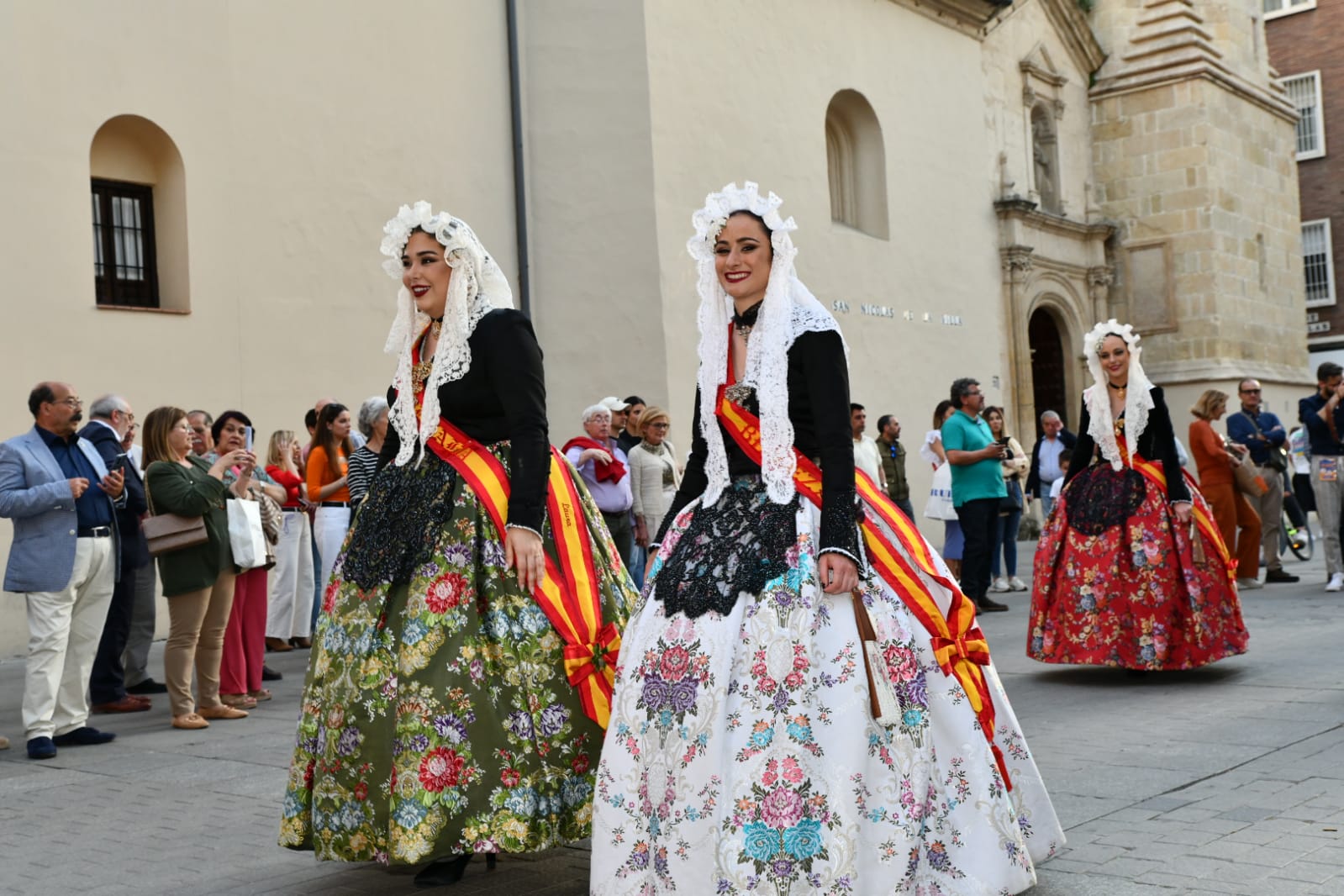 Las belleas promocionana Alicante en el corazón de Córdoba