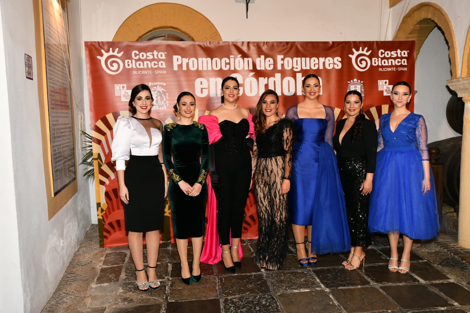 El color de las mujeres de fuego brilla con luz propia en la cena de gala de las convivencias