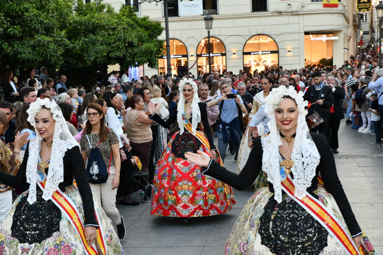 Las belleas promocionana Alicante en el corazón de Córdoba