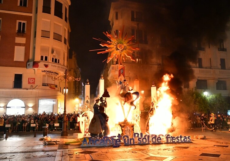 Las Hogueras de Alicante prenden Córdoba con un espectáculo de llamas y color