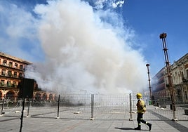Momento de la mascletà de las Hogueras de San Juan en la plaza de la Corredera de Córdoba.