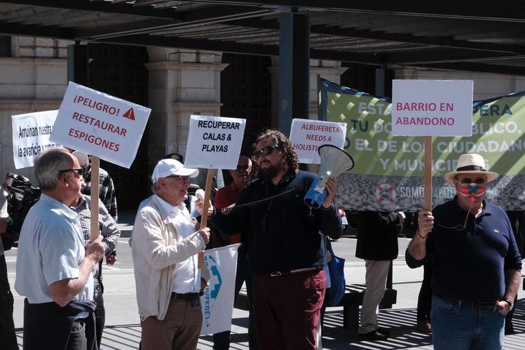 Un centenar de personas protestan en Alicante contra el Ministerio de Transición Ecológica