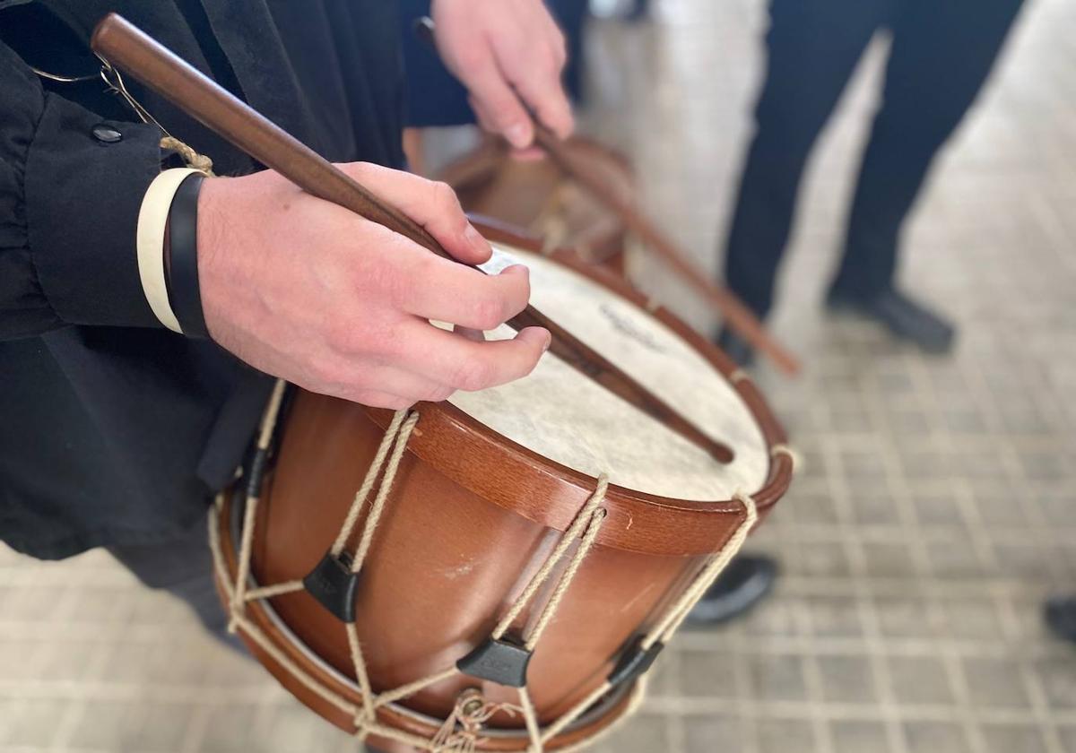 Los tambores resonaron en el pregón de la Semana Santa de El Campello.