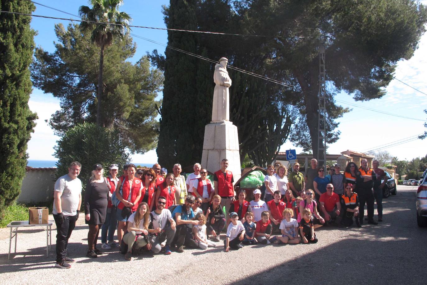 Donde no alcanza la Generalitat, llegan los vecinos