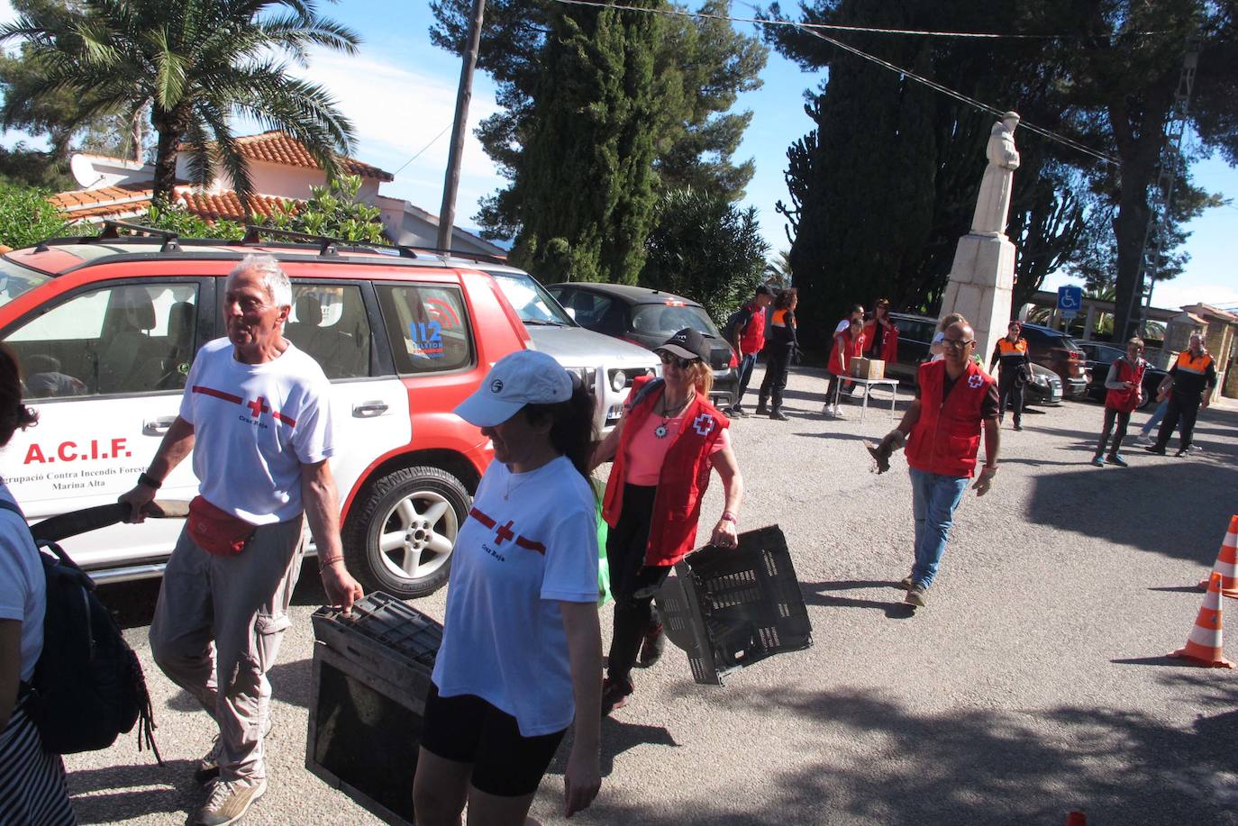 Donde no alcanza la Generalitat, llegan los vecinos