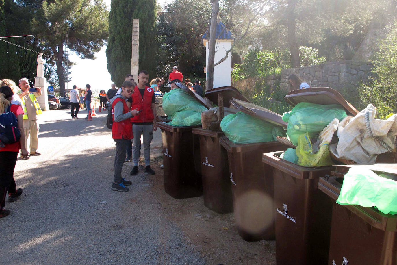 Donde no alcanza la Generalitat, llegan los vecinos