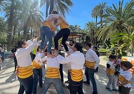 Unos 'castellers', en el Parque Municipal de Elche, durante las jornadas.