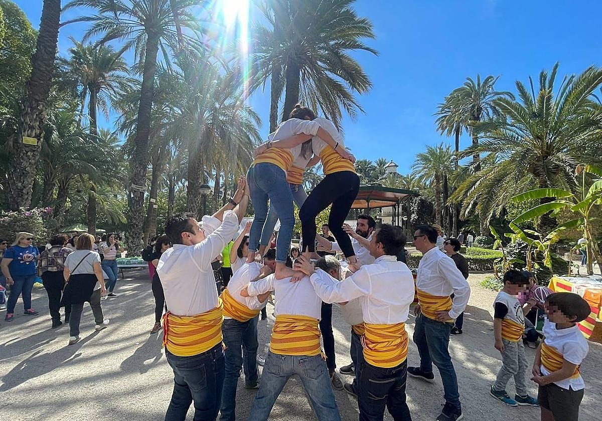 Unos 'castellers', en el Parque Municipal de Elche, durante las jornadas.