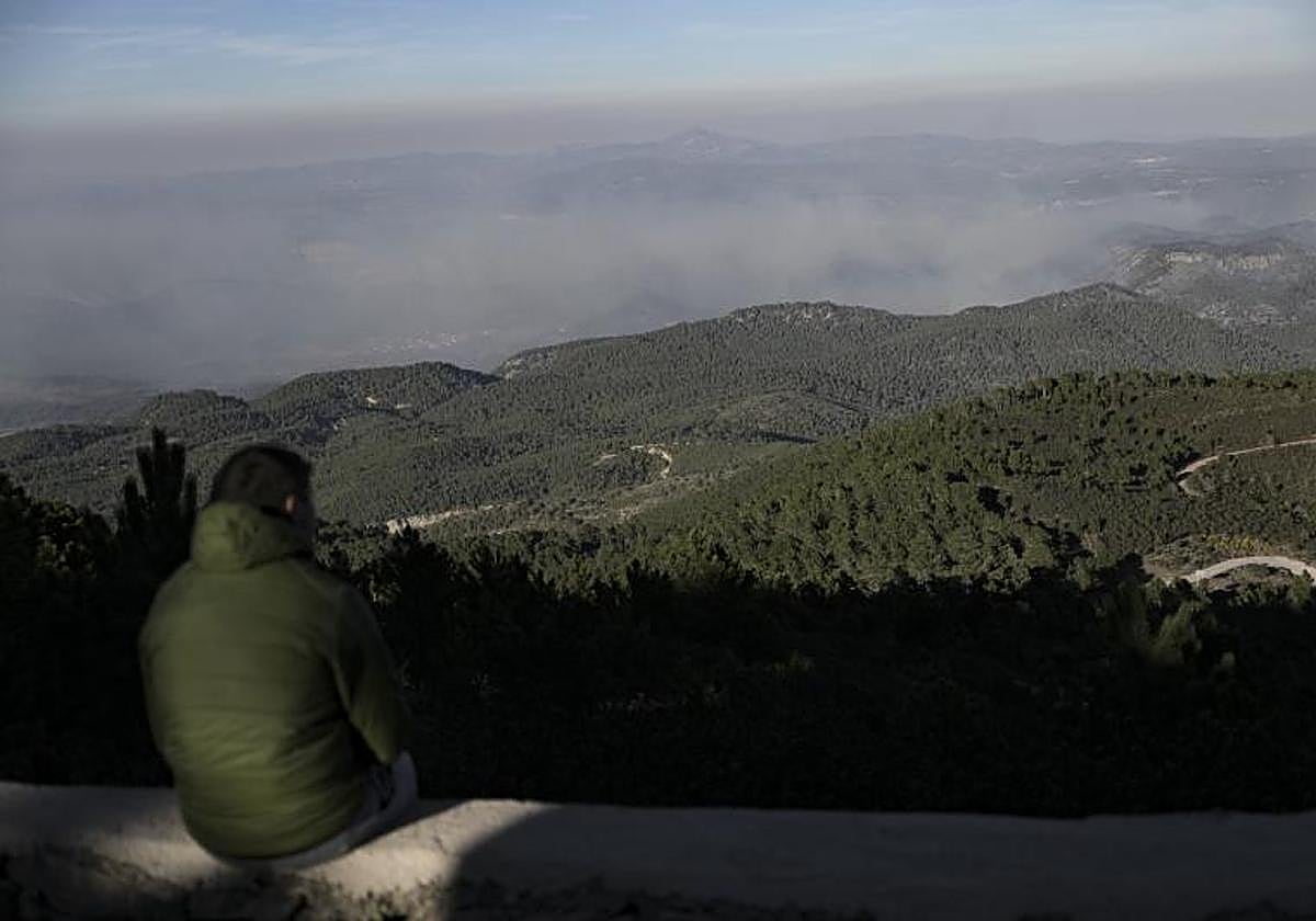 Columnas de humo del incendio forestal entre Castellón y Teruel vistas desde el Pico de Santa Bárbara.