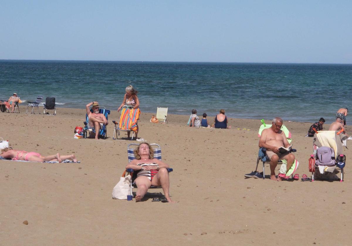 Bañistas en la playa del Raset, en Dénia, este domingo.