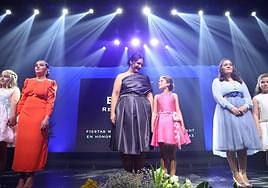 Las Reinas Adulta e Infantil, con sus respectivas Damas de Honor.