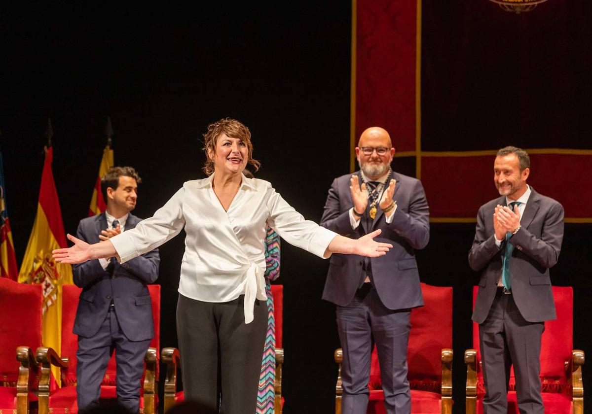 La profesora María Asunción Berbegal recibe el aplauso del Gran Teatro de Elche tras su pregón.