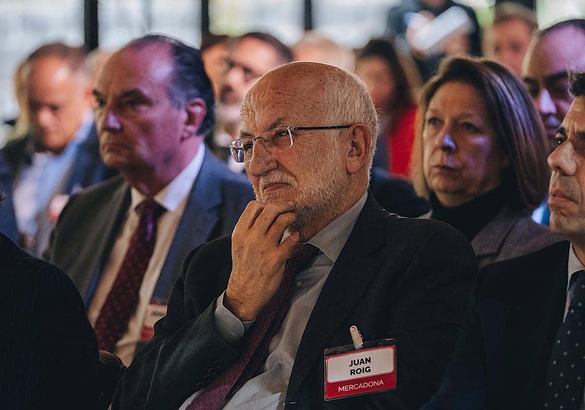 Juan Roig durante el pleno de la Asociacion Valenciana de Empresarios AVE en el Restaurante El Maestral