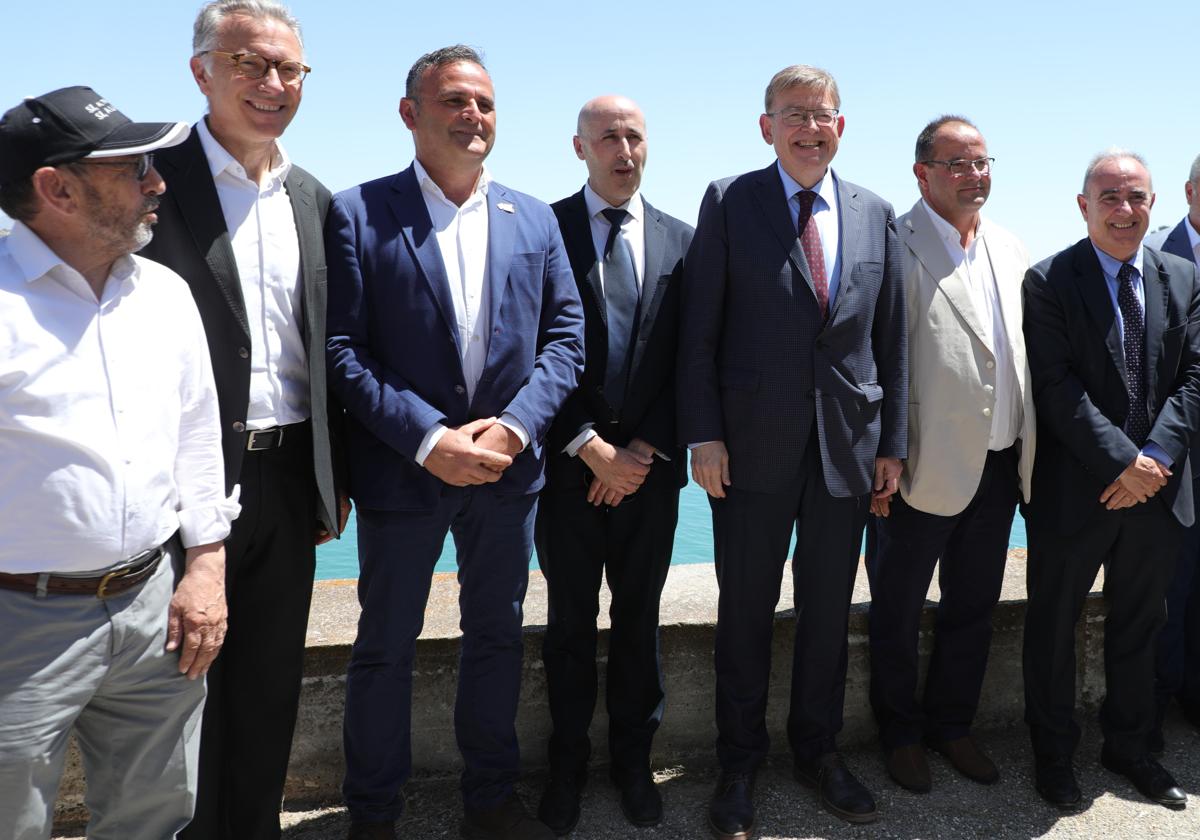 El presidente de la Generalitat, Ximo Puig, con los regantes del Júcar-Vinalopó en el embalse del Rollo, en Aspe, tras la firma del primer convenio de gestión en 2022.