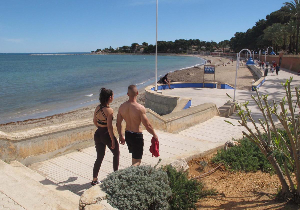 Las playas de la provincia se llenan de vecinos en busca de un chapuzón ante el calor.