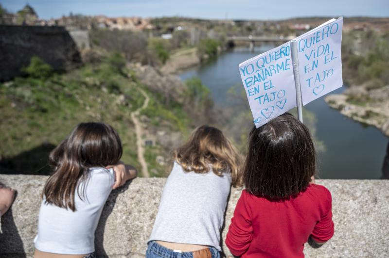 Activistas en contra del Trasvase, en Toledo.