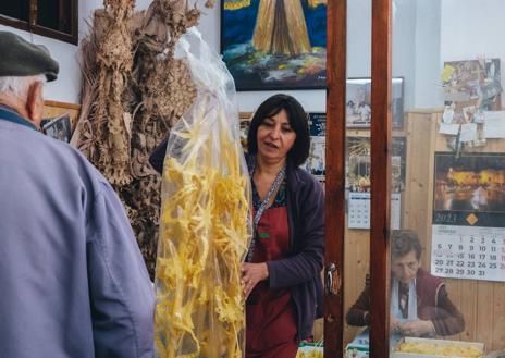 Imagen secundaria 1 - Paqui Serrano y trabajos con palma blanca en Serrano Valero.