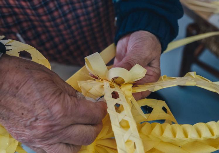 Imagen principal - Paqui Serrano y trabajos con palma blanca en Serrano Valero.