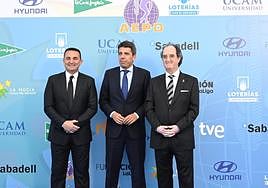 En el centro, el candidato a presidente de la Generalitat Valenciana, Carlos Mazón