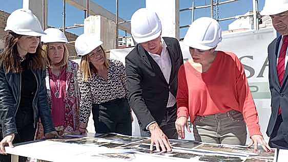 Rodríguez durante su visita a las obras de la antigua fábrica de Rodes.