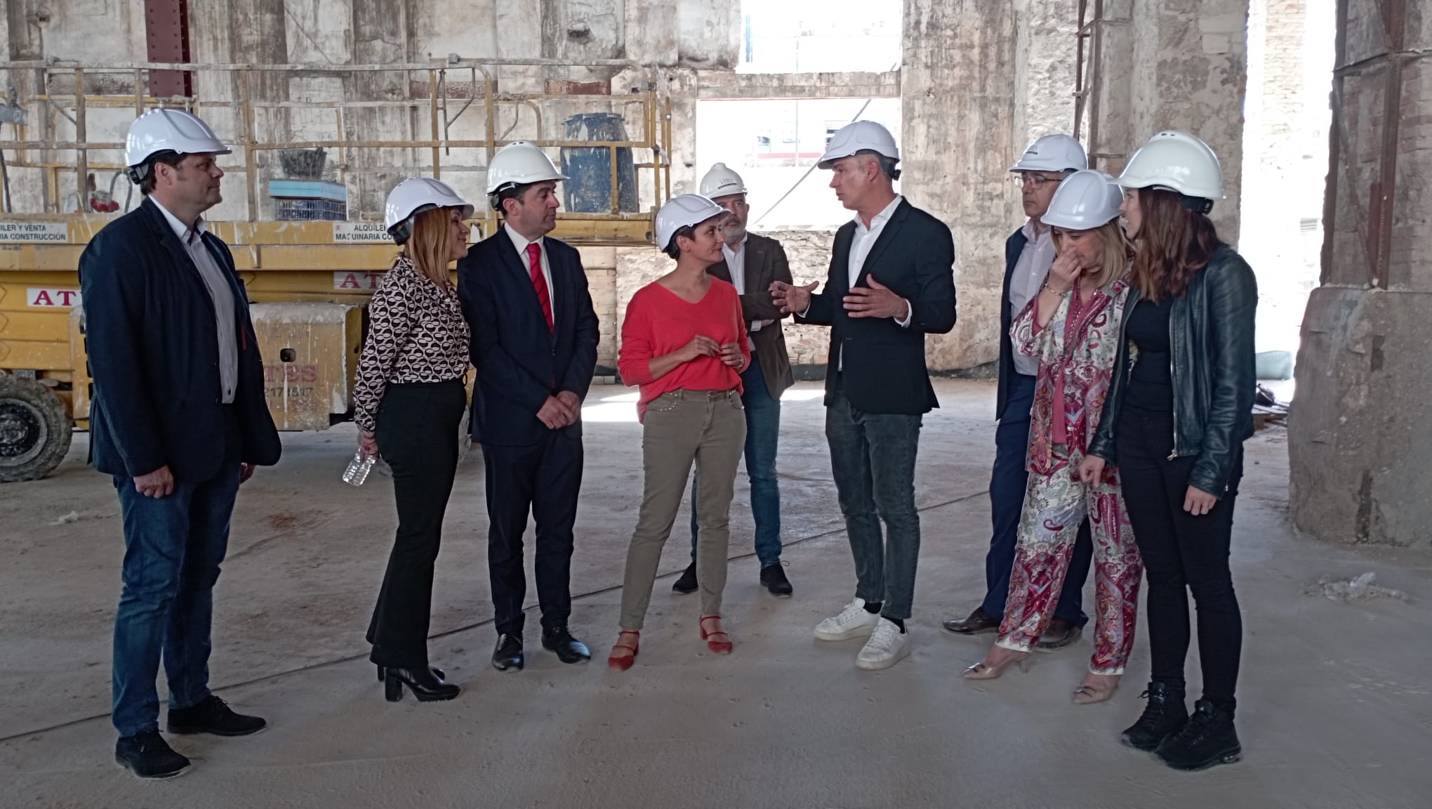 La ministra, al centro de la imagen, durante su visita a las obras en Rodes.