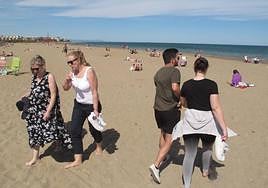 Personas paseando por las playas de Dénia