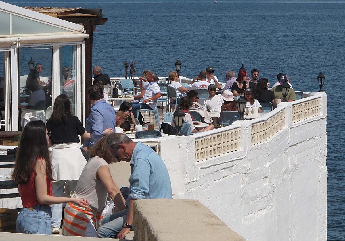 Terraza del restaurante Mena en las Rotas en Dénia.