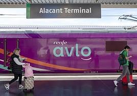 Viajeros en un Avlo en la estación de Alicante