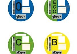 Distintas pegatinas medioambientales de la DGT