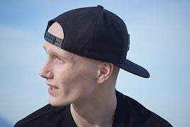 Retrato del influencer alicantino Carlos Sarriá.