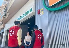 Trabajadores de Cruz y Roja organizando la iniciativa junto a Mercadona.