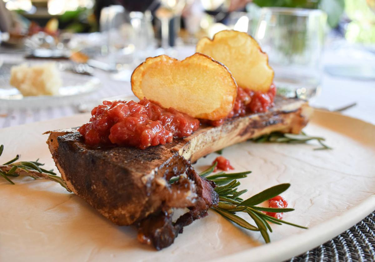 Tuétano a la brasa con steak tartar y patatas soufflé