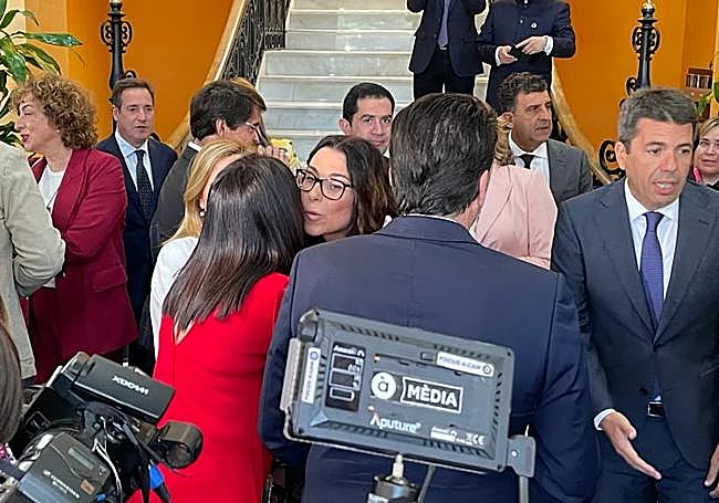 La vicepresidenta del Consell, Aitana Mas, saluda a la no adscrita Julia Parra.