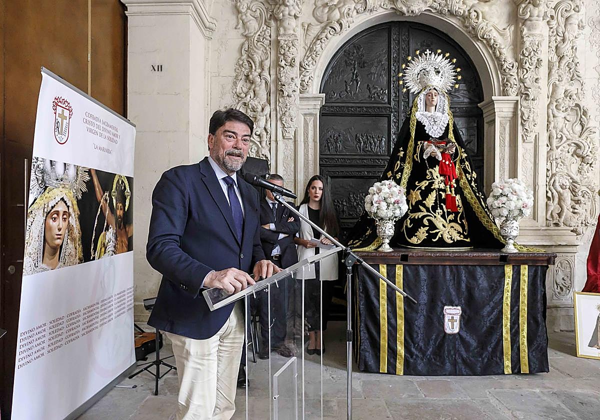 El alcalde, Luis Barcala, durante la Exaltación de la Saeta y Mantilla del Divino Amor y 'La Marinera', en San Nicolás.