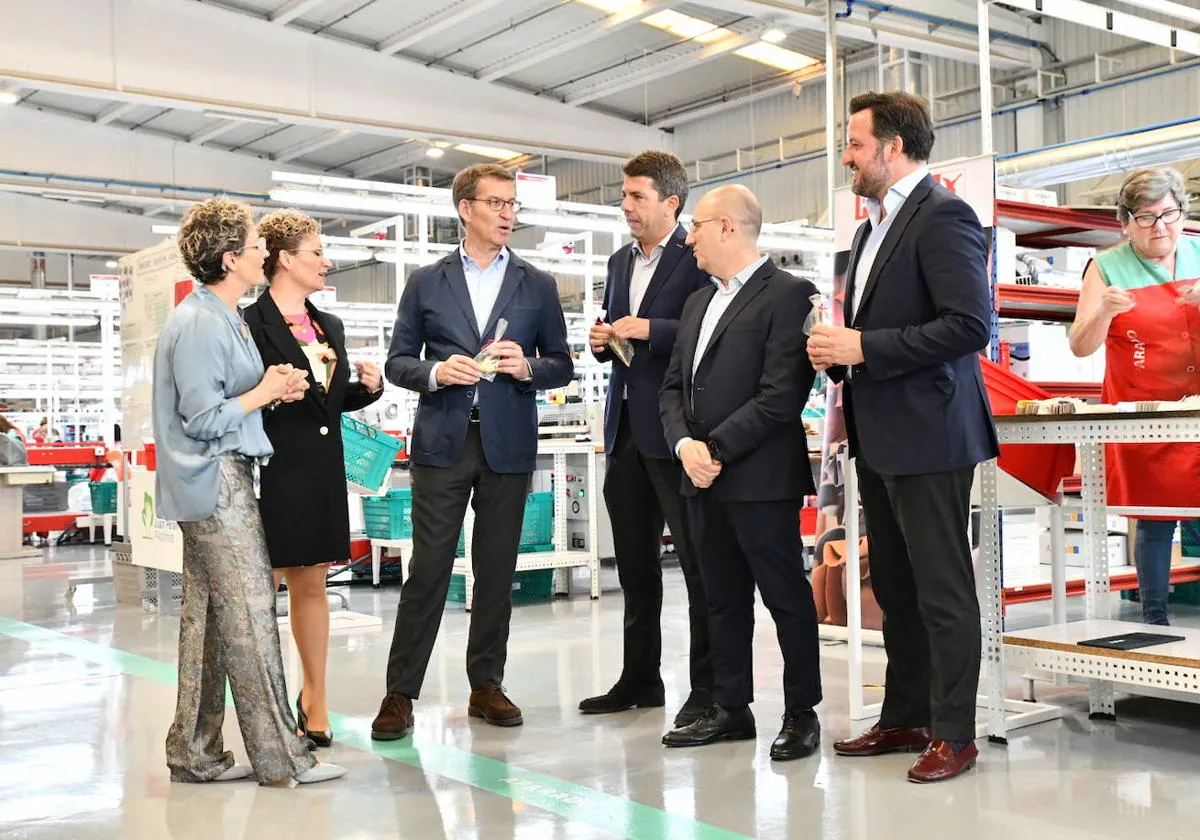 Alberto Núñez Feijóo, en la fábrica de Pikolinos con Rosana Péran, Carlos Mazón y Pablo Ruz, entre otros.