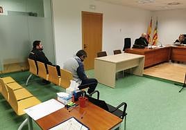 El acusado instantes antes de comenzar el juicio