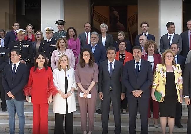 Minuto de silencio en el MARQ. La no adscrita Julia Parra entre miembros del PSOE.