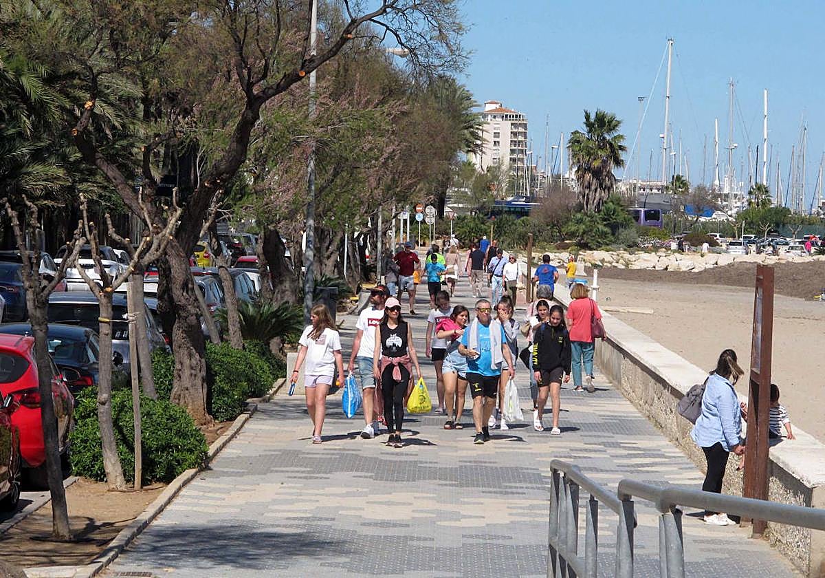 Viandantes por uno de los paseos de las playas de Dénia