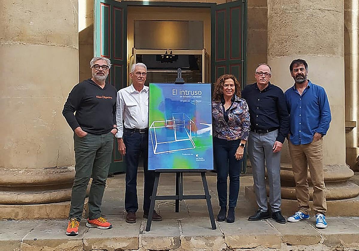Presentación del cartel de la obra en la puerta del Teatro Principal