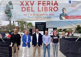 El alcalde del municipio, Eduardo Dolón; el concejal de Cultura, Antonio Quesada; y el escritor Santiago Posteguillo.