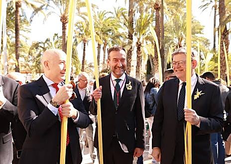 Imagen secundaria 1 - Imágenes que ha dejado la procesión.