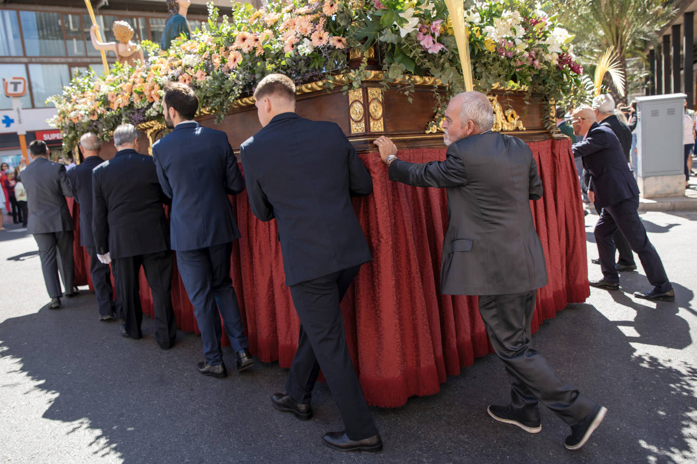 Cientos de personas acuden a &#039;La Burrita&#039; en Alicante este Domingo de Ramos