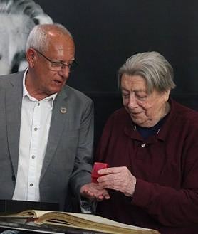 Imagen secundaria 2 - Paco Muñoz firmando en el libro de honor y recibiendo la insignia de oro del Ayuntamiento.